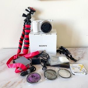 Sony Alpha ZV-E10 25.0 MP Interchangeable Lens Camera - White 16-50mm F3.5-5.6